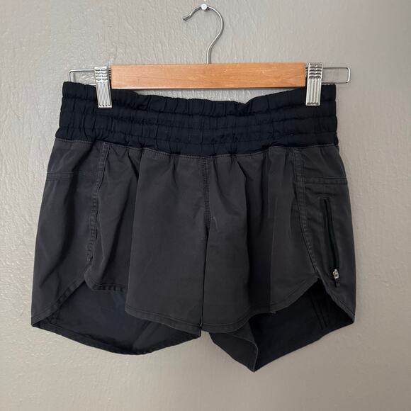 LULULEMON Tracker Short 4" Grey and Black Size 6 casual comfort - Picture 1 of 4